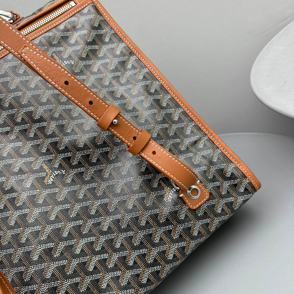 SAC À DOS LEGER 37 EN TOILE GOYARDINE NOIRE AVEC BORDURE EN CUIR DE VEAU BRUN