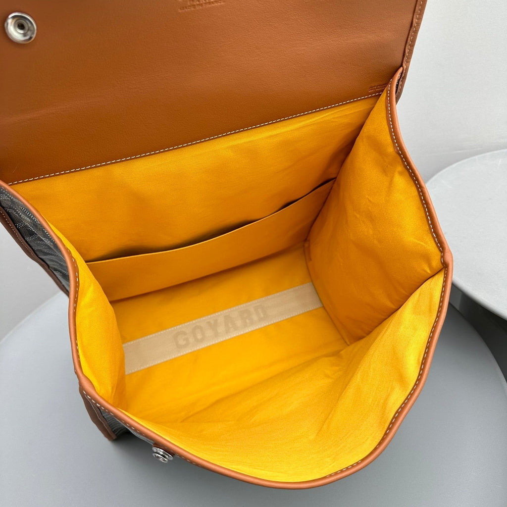 SAC À DOS LEGER 37 EN TOILE GOYARDINE NOIRE AVEC BORDURE EN CUIR DE VEAU BRUN