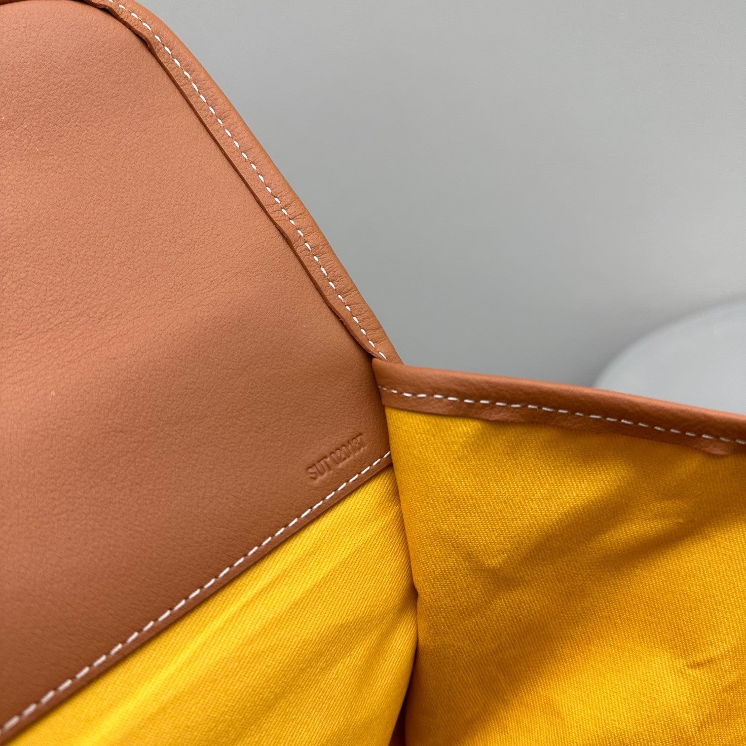 SAC À DOS LEGER 37 EN TOILE GOYARDINE NOIRE AVEC BORDURE EN CUIR DE VEAU BRUN