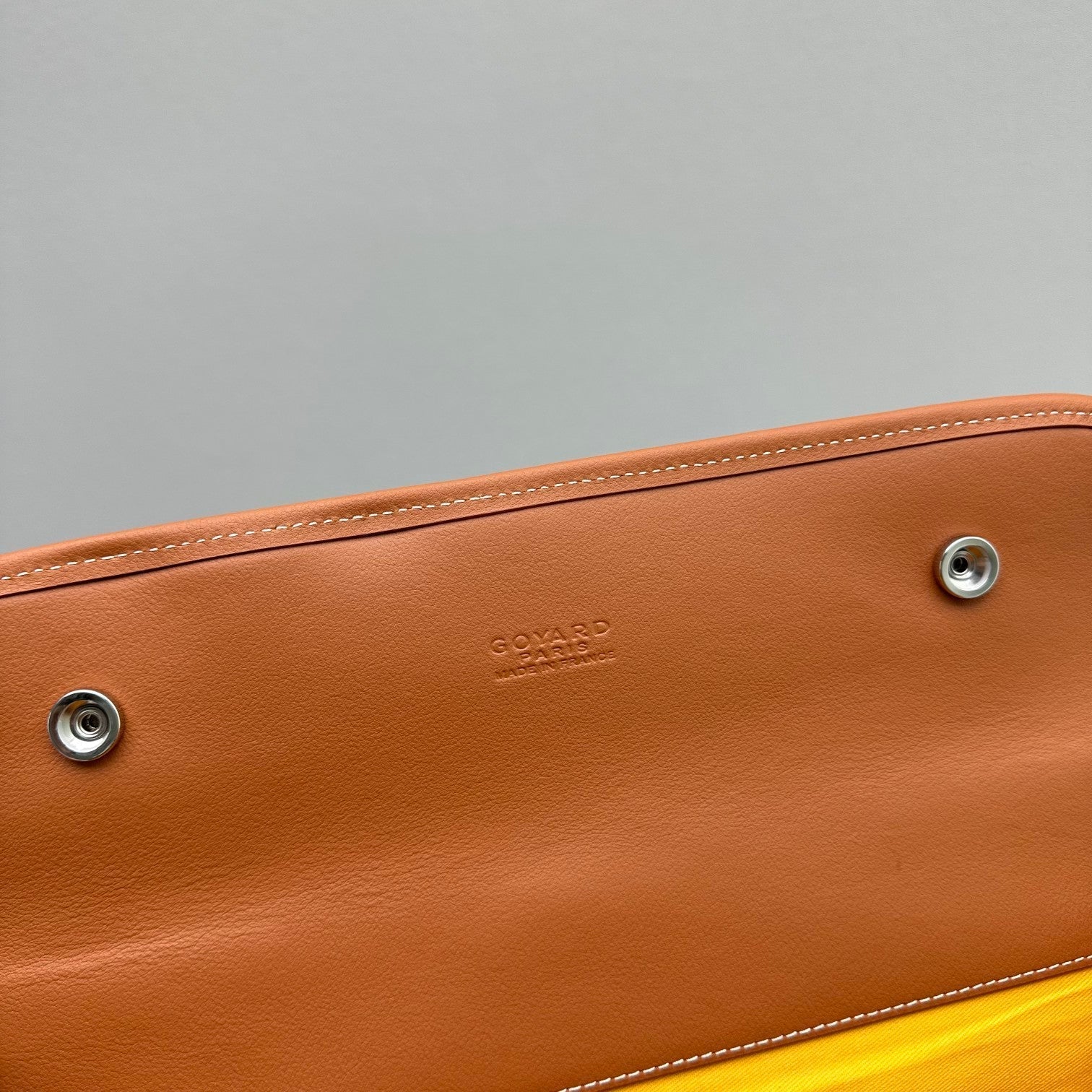 SAC À DOS LEGER 37 EN TOILE GOYARDINE NOIRE AVEC BORDURE EN CUIR DE VEAU BRUN