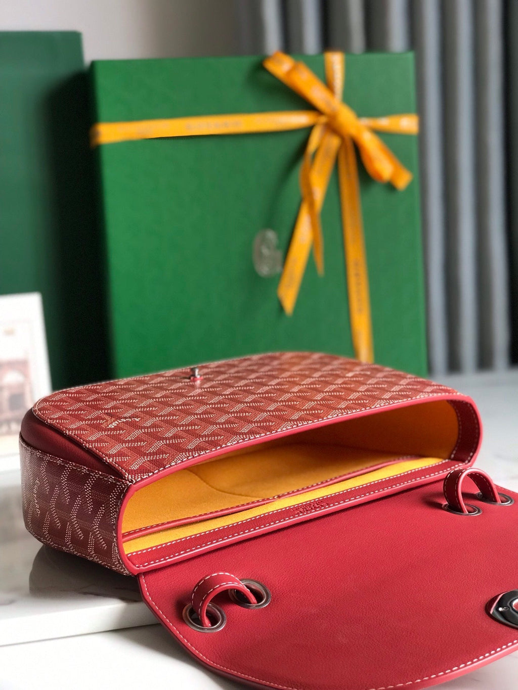 233 SAC 25 EN CUIR DE VEAU ROUGE CLASSIQUE ET TOILE GOYARDINE