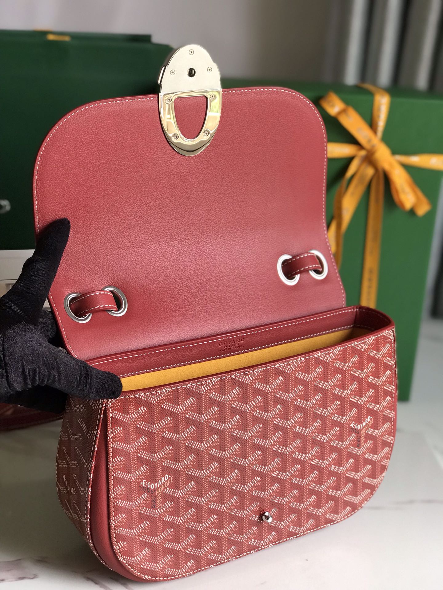233 SAC 25 EN CUIR DE VEAU ROUGE CLASSIQUE ET TOILE GOYARDINE