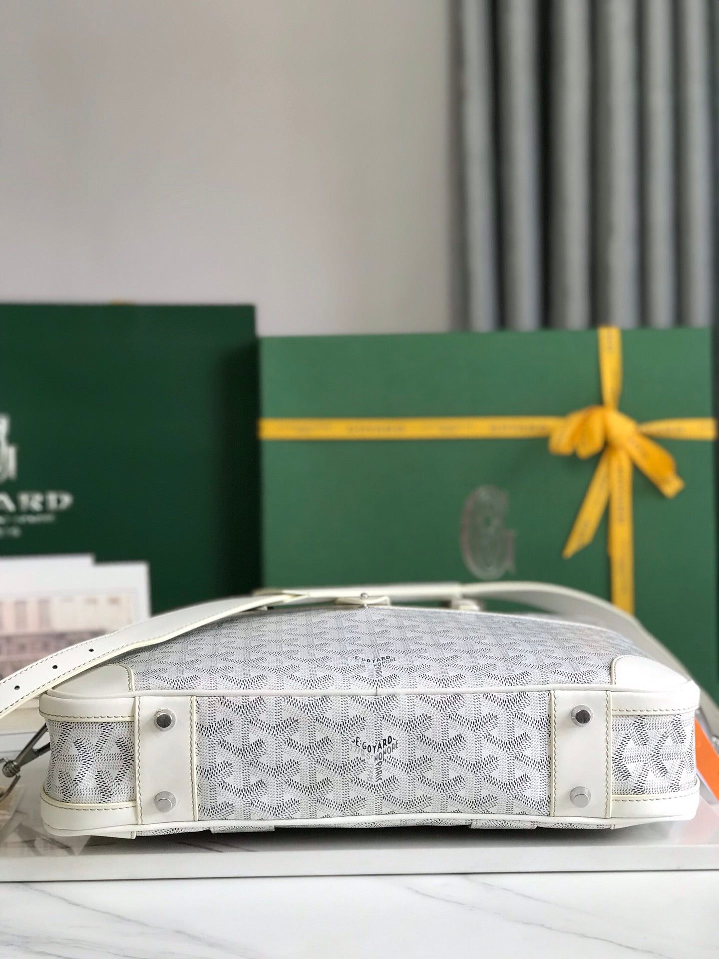 PORTE DOCUMENT AMBASSADE 35 EN TOILE GOYARDINE BLANCHE