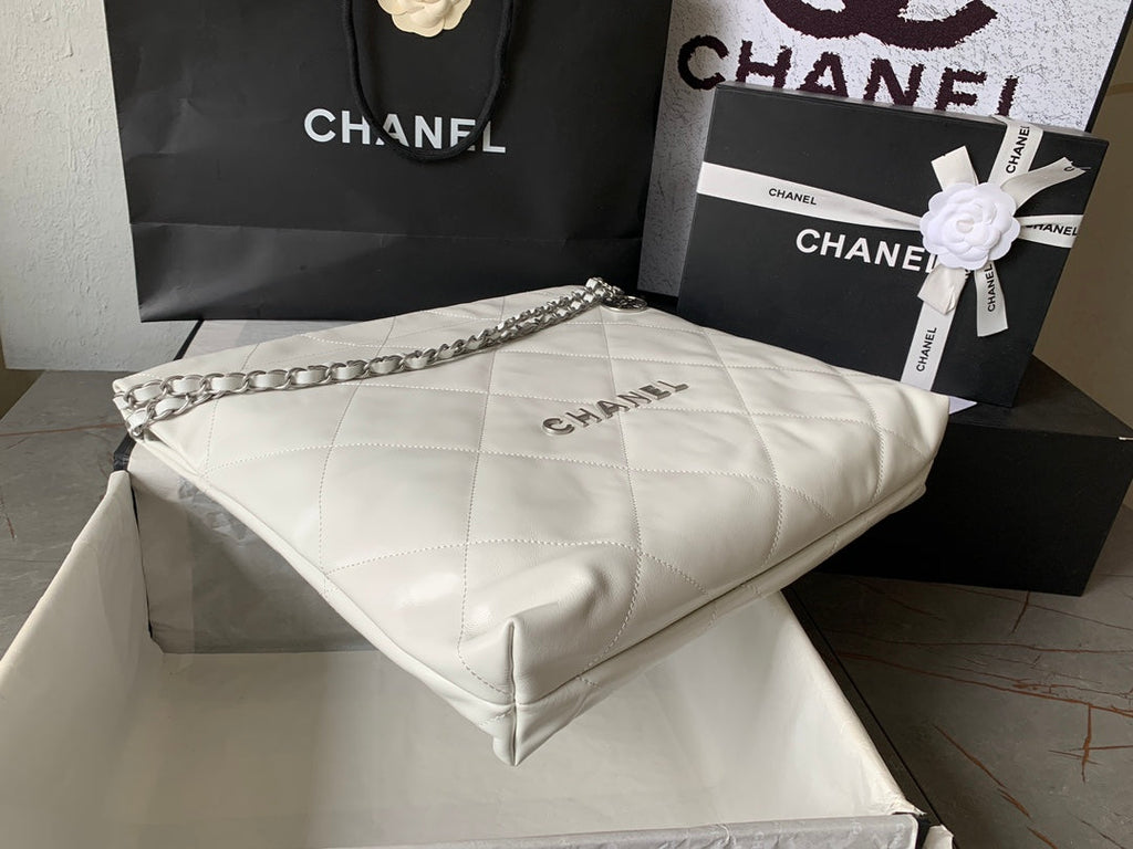 CC 22 HOBO WHITE CALFSKIN SILVER HARDWARE