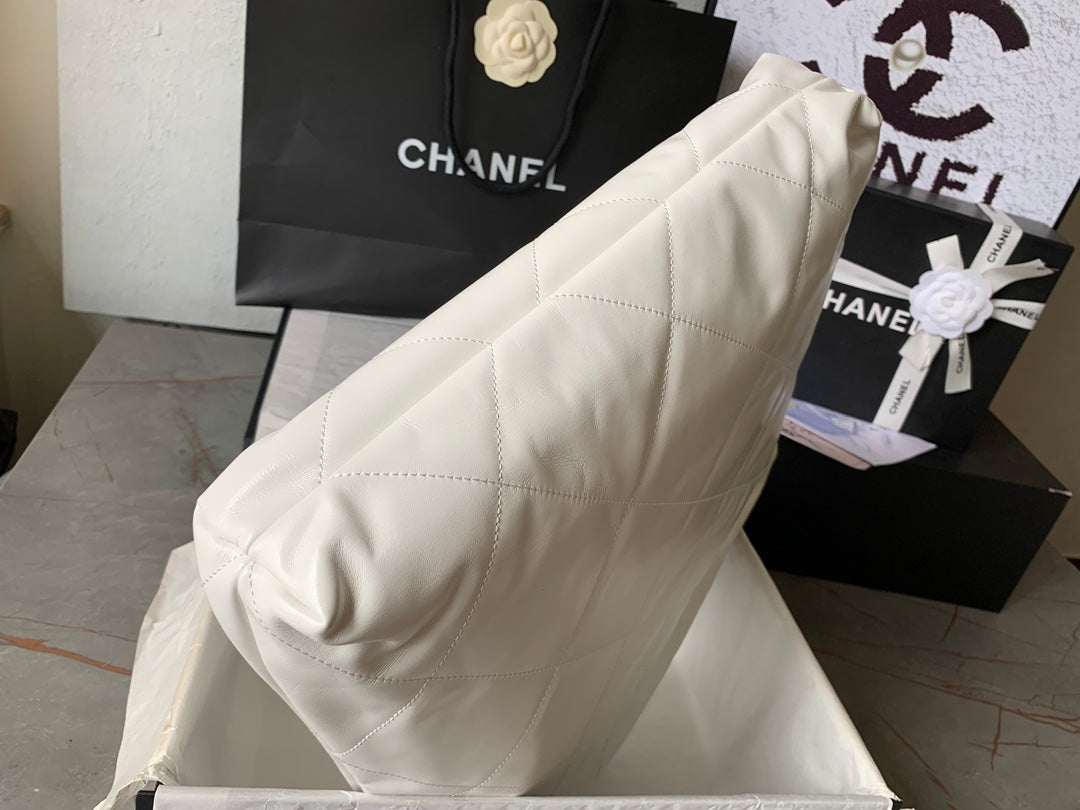 CC 22 HOBO WHITE CALFSKIN SILVER HARDWARE