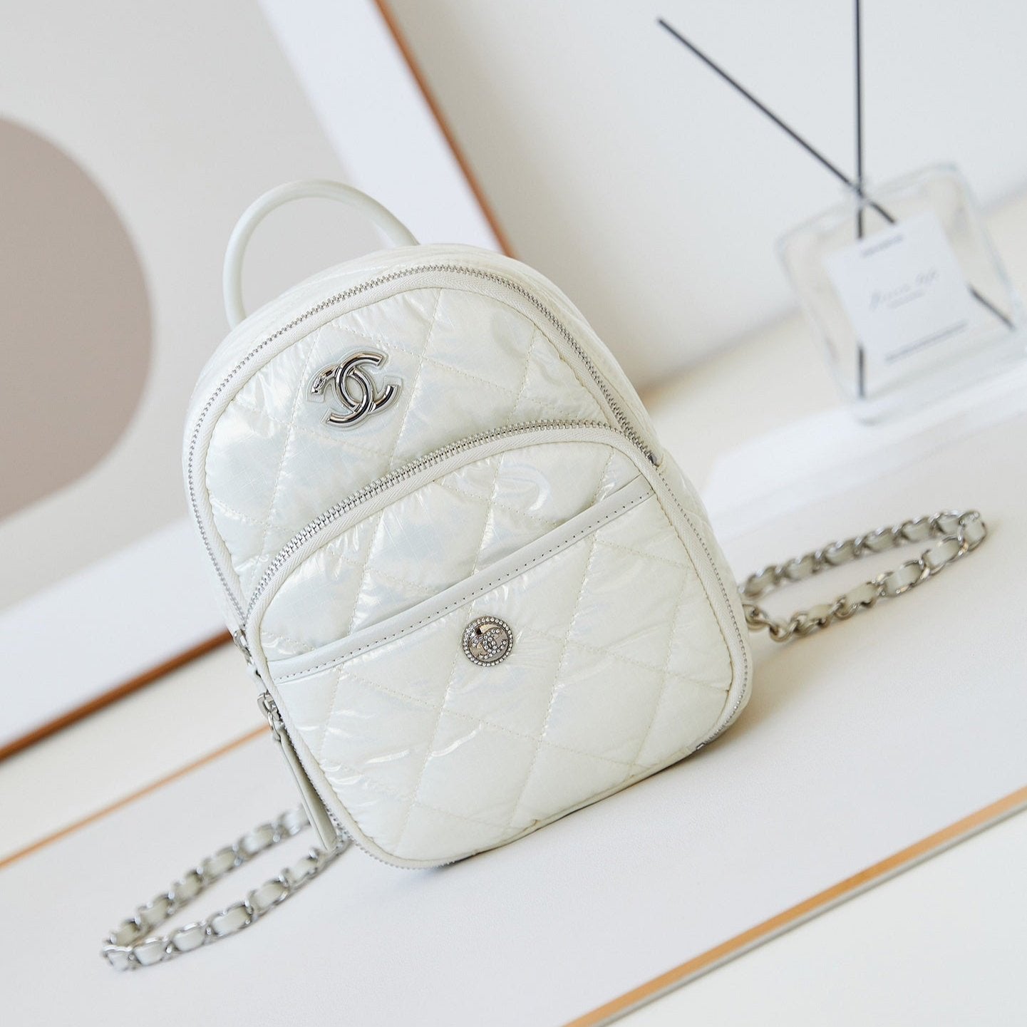 SAC À DOS 22 EN TISSU BLANC QUINCAILLERIE ARGENTÉE 