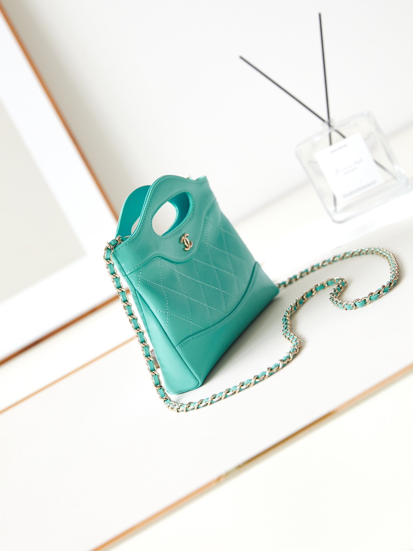 CC 24S31 SAC CABAS NANO 17,5 CM CUIR D'AGNEAU BLEU NUAGE QUINCAILLERIE DORÉ