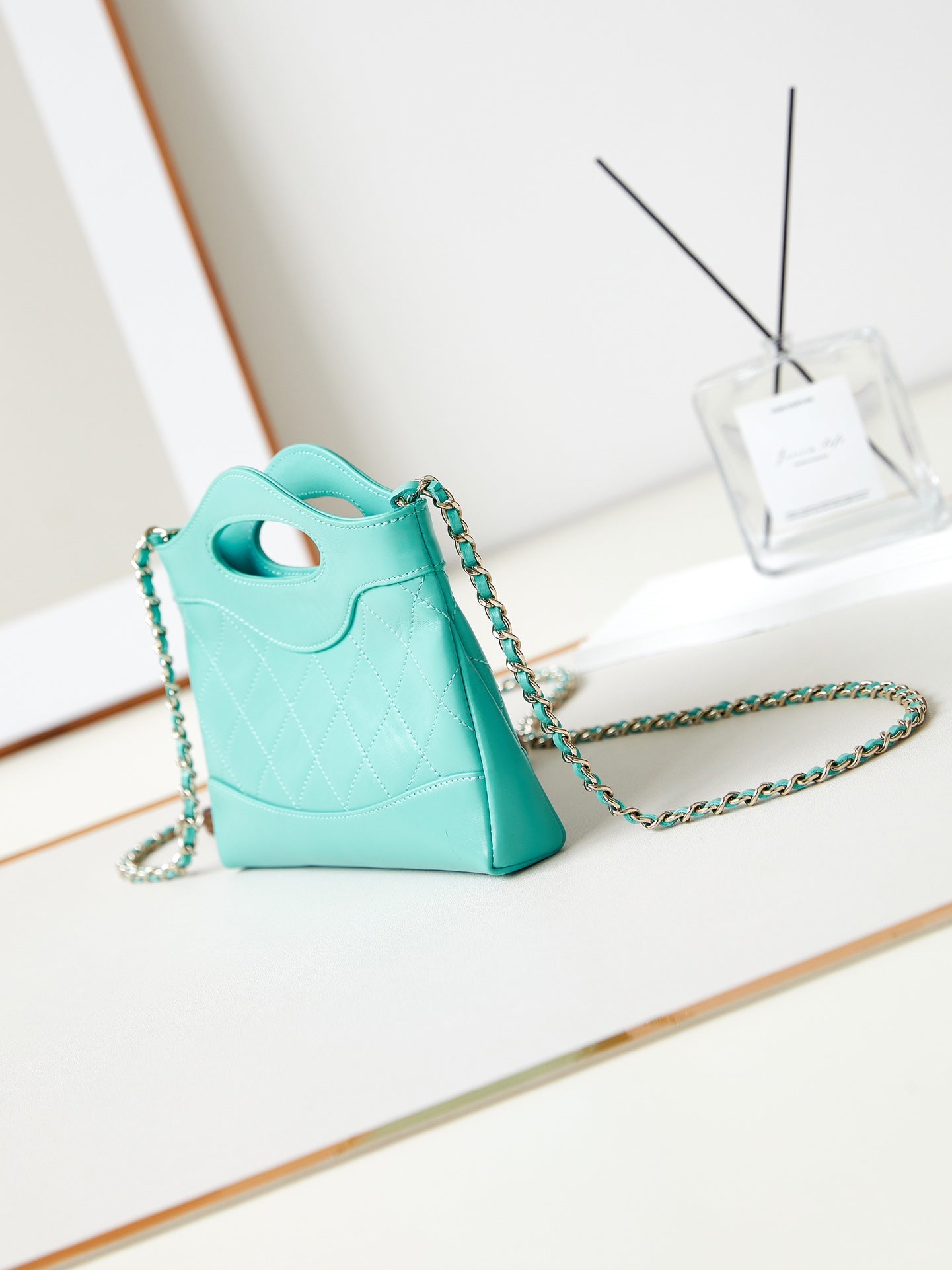 CC 24S31 SAC CABAS NANO 17,5 CM CUIR D'AGNEAU BLEU NUAGE QUINCAILLERIE DORÉ