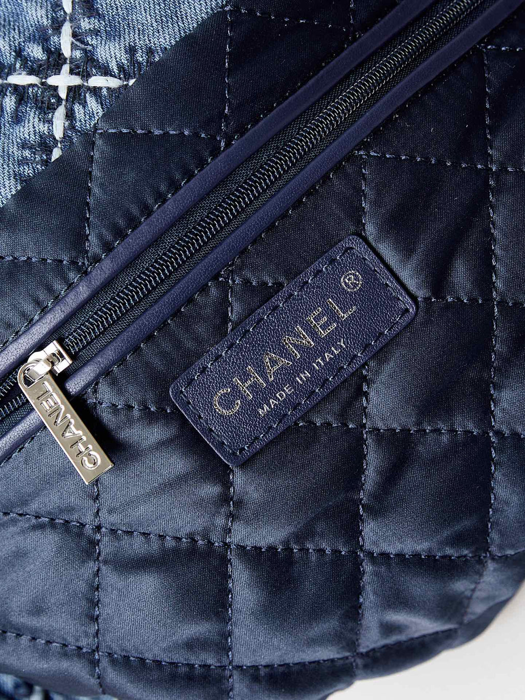 CC 22 HOBO BLEU DENIM COUSU QUINCAILLERIE ARGENTÉE