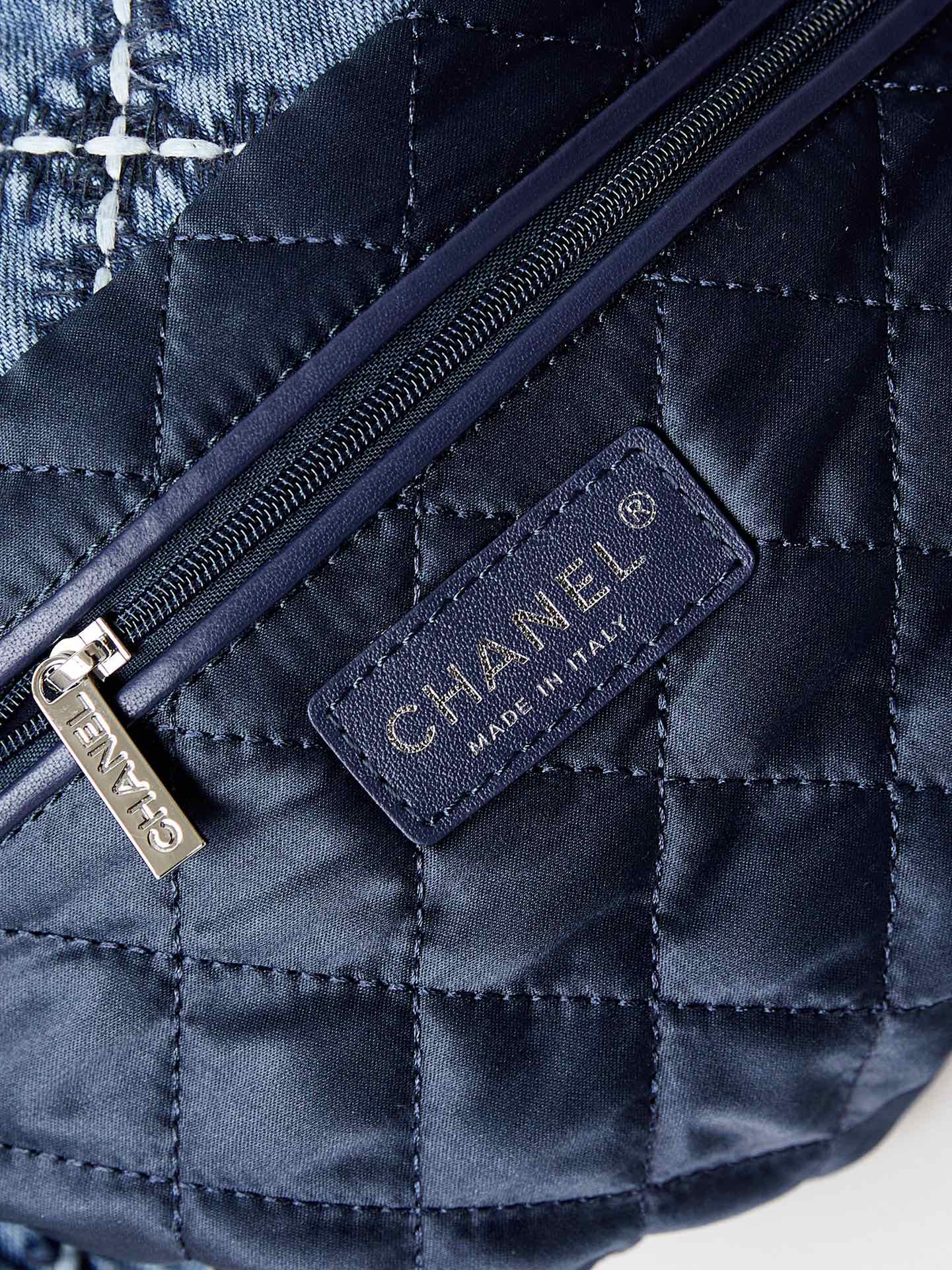 CC 22 HOBO BLEU DENIM COUSU QUINCAILLERIE ARGENTÉE
