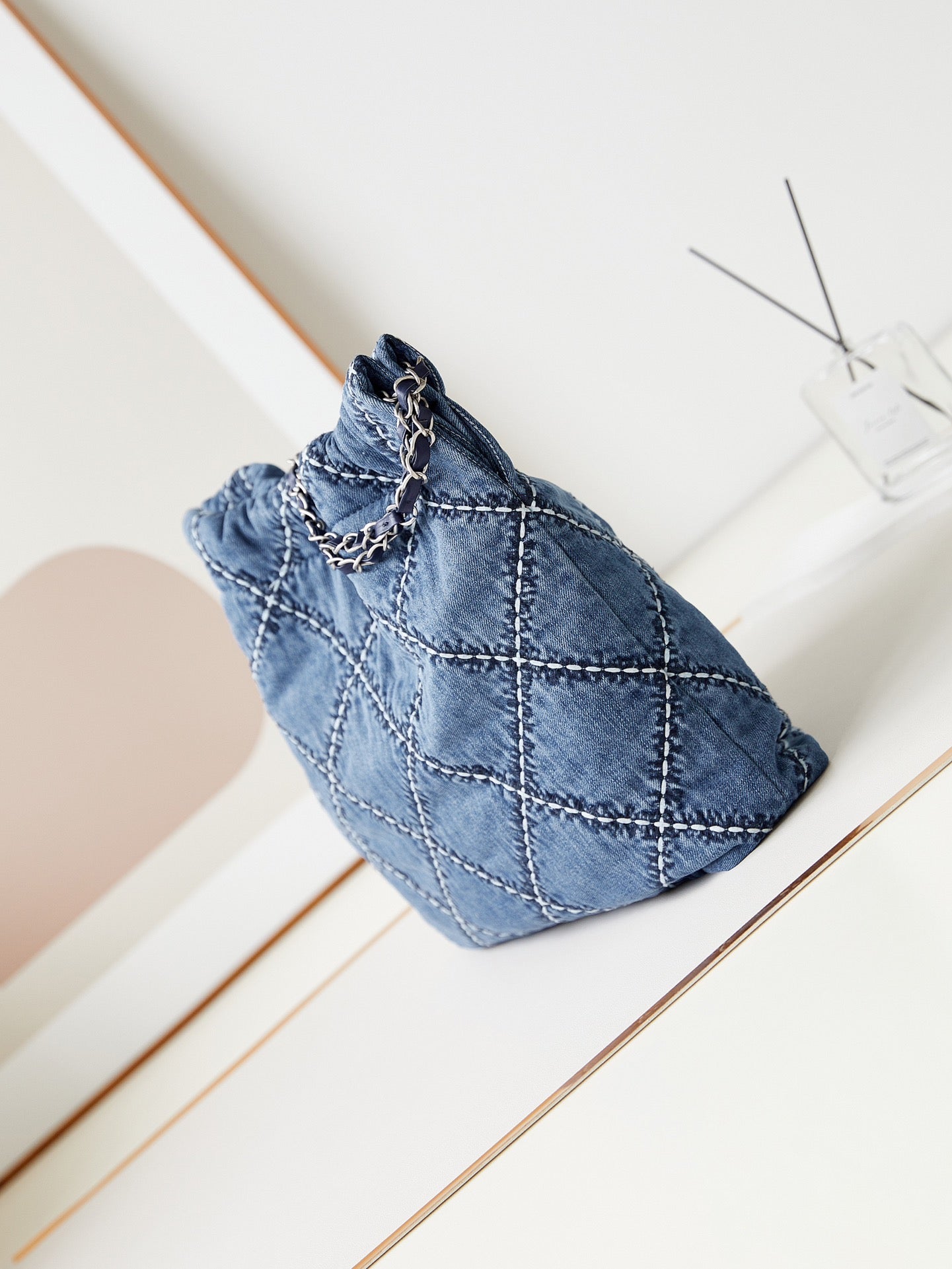 CC 22 HOBO BLEU DENIM COUSU QUINCAILLERIE ARGENTÉE