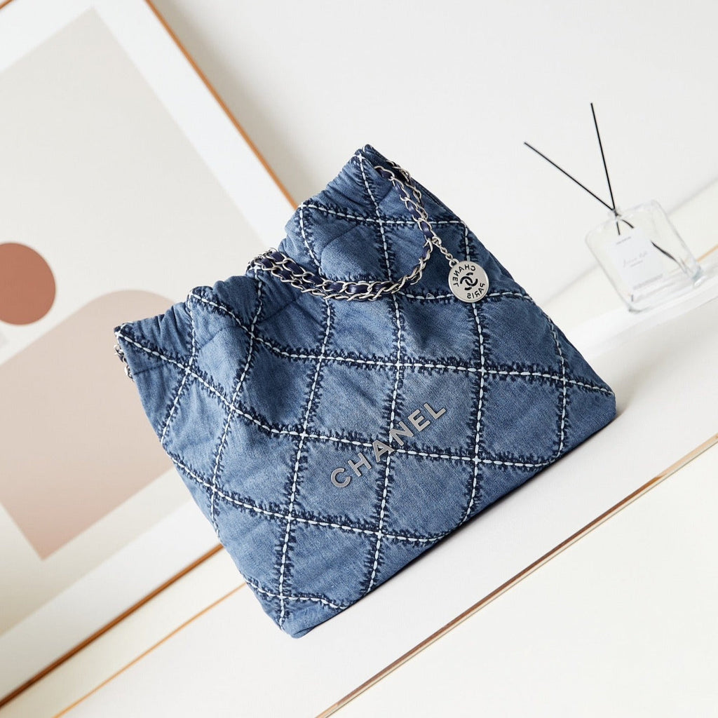 CC 22 HOBO BLEU DENIM COUSU QUINCAILLERIE ARGENTÉE