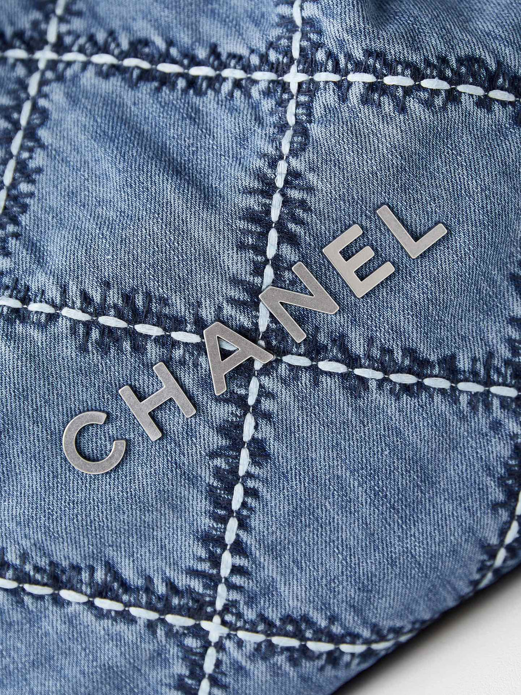 CC 22 HOBO BLEU DENIM COUSU QUINCAILLERIE ARGENTÉE