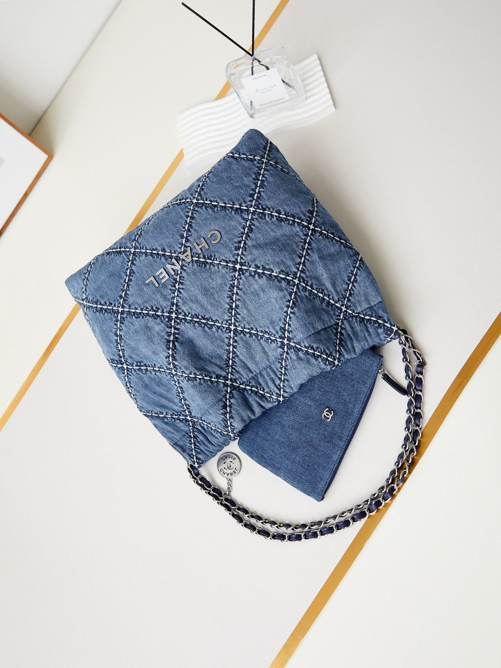 CC 22 HOBO BLEU DENIM COUSU QUINCAILLERIE ARGENTÉE