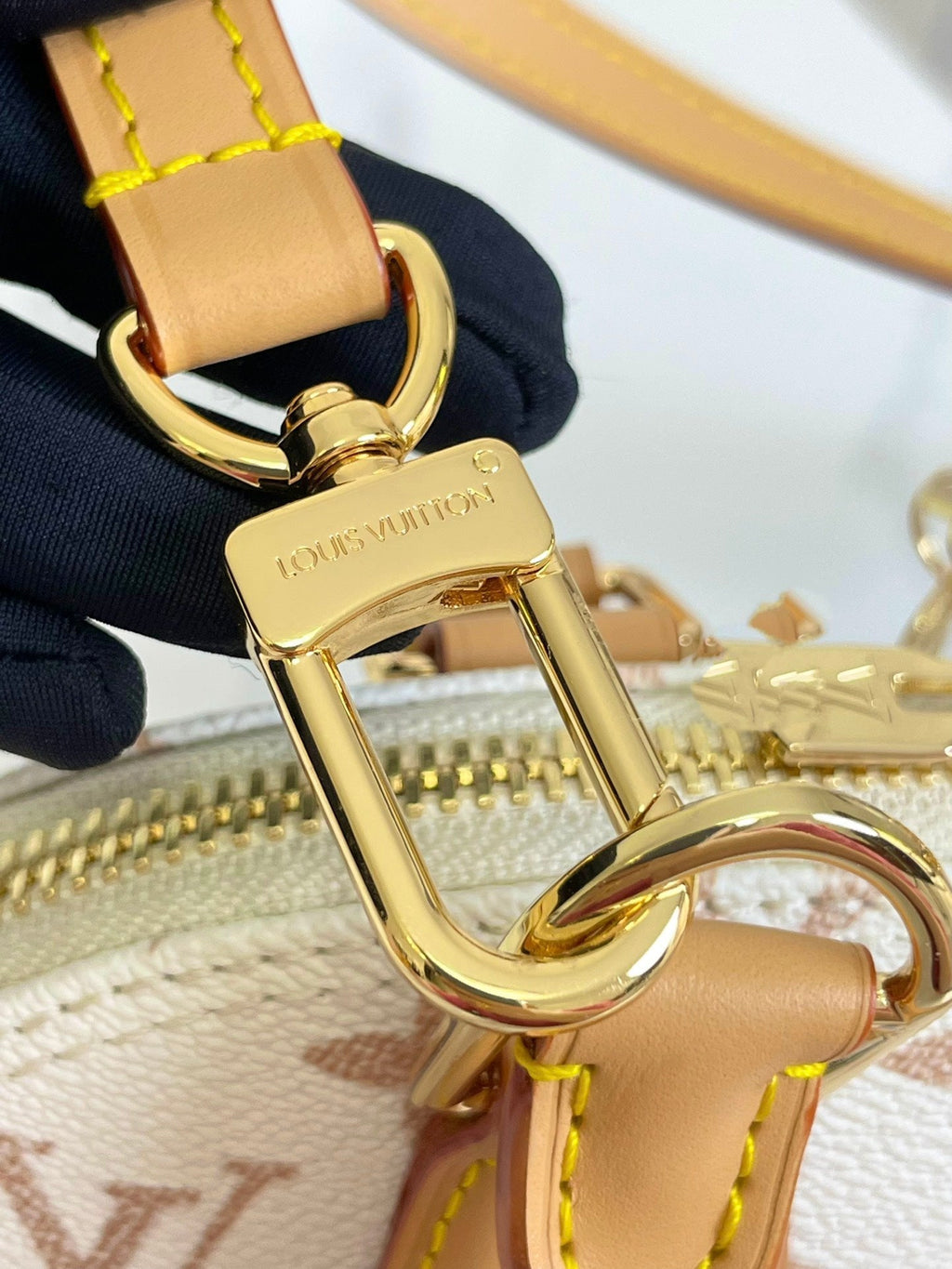 ALMA BB 25 EN TOILE DUNE MONOGRAMME BLANC QUINCAILLERIE DORÉ