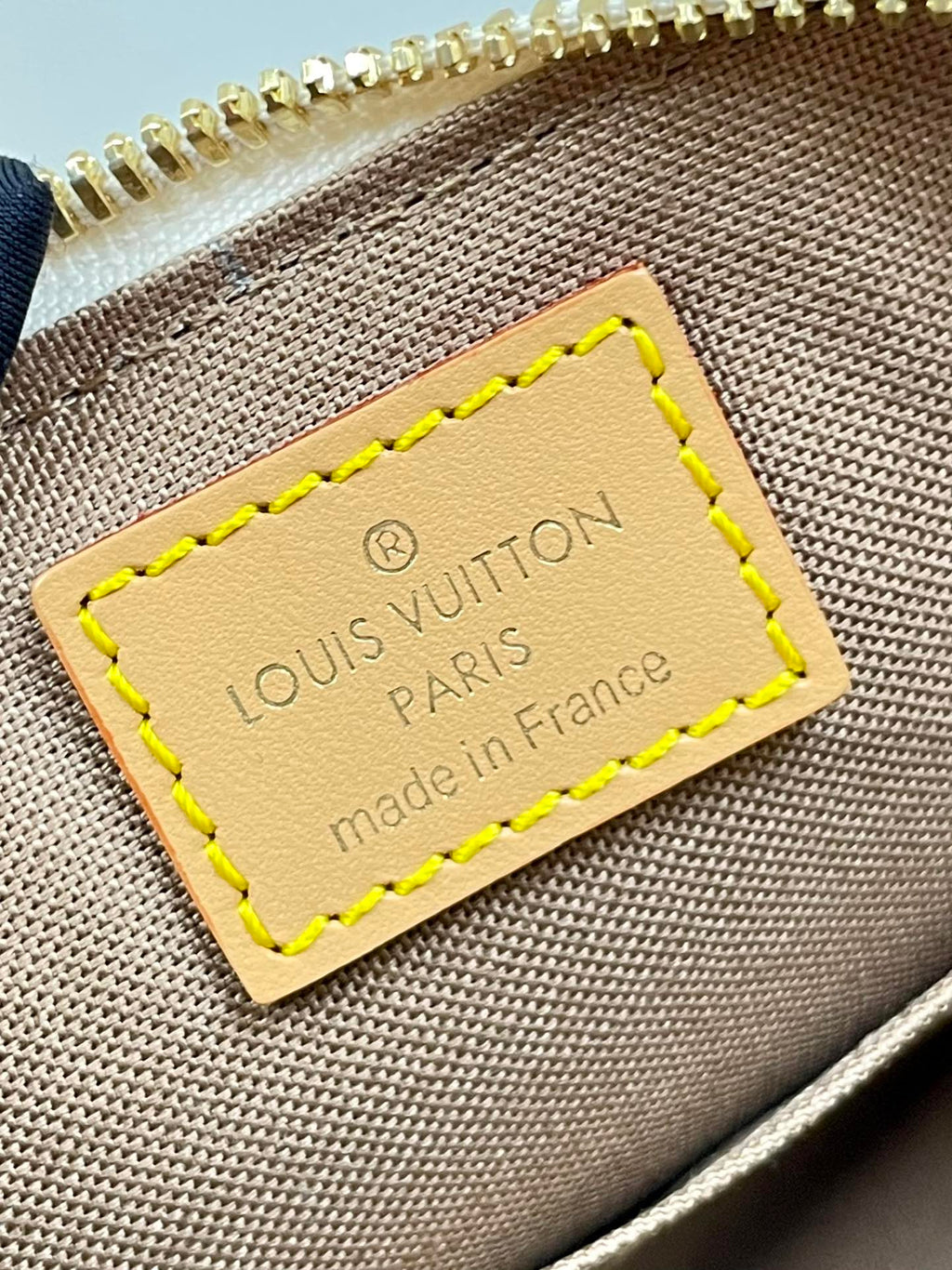ALMA BB 25 EN TOILE DUNE MONOGRAMME BLANC QUINCAILLERIE DORÉ