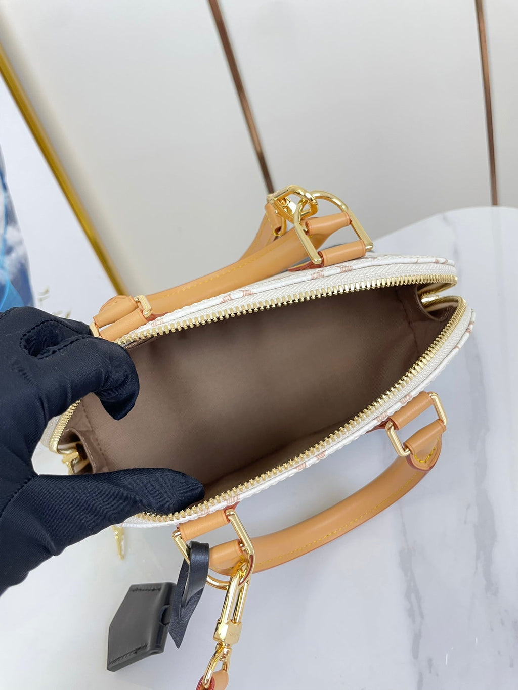 ALMA BB 25 EN TOILE DUNE MONOGRAMME BLANC QUINCAILLERIE DORÉ