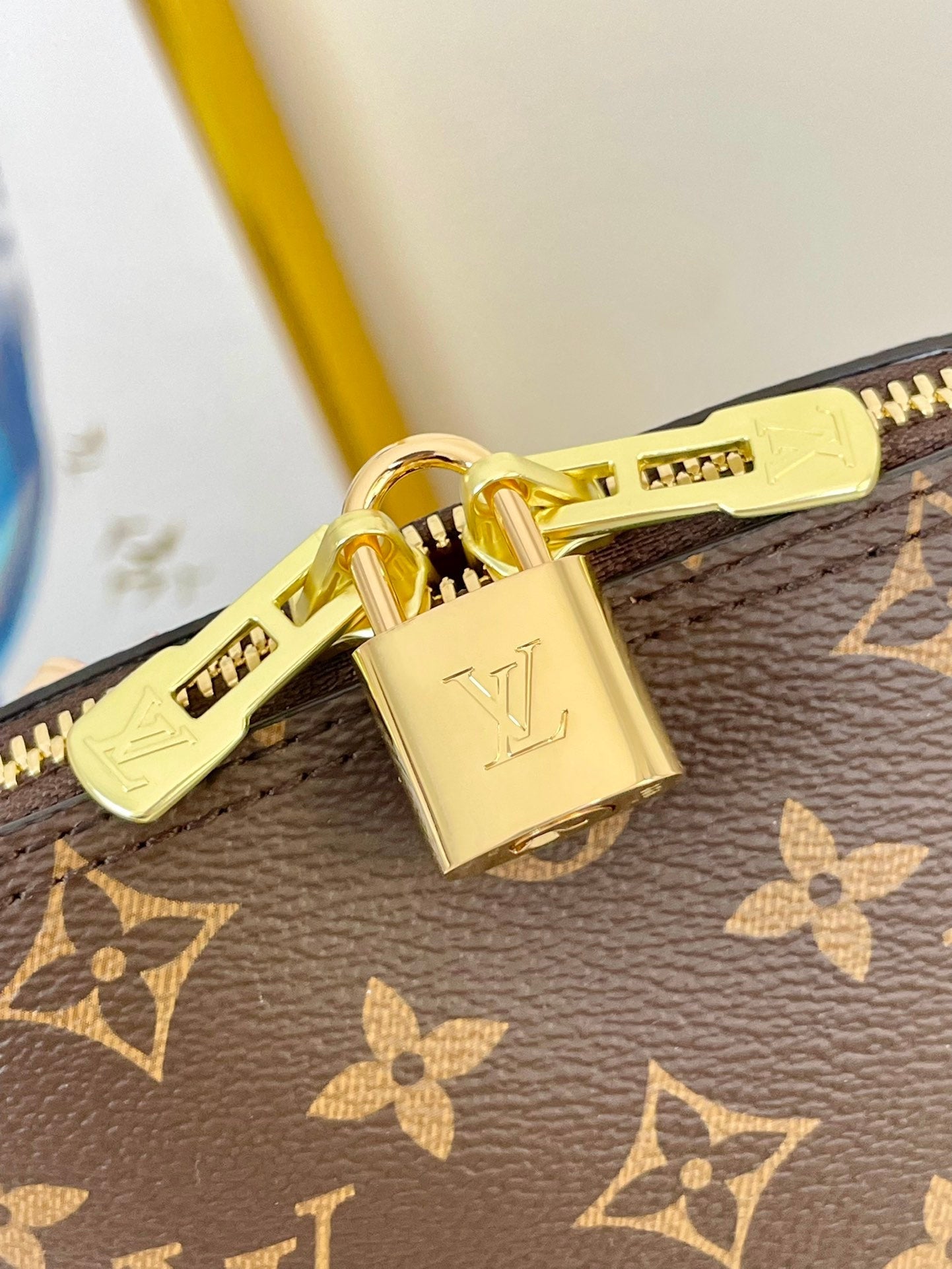 SAC À DOS ALMA 20 EN TOILE MONOGRAMME MARRON ET GARNITURE EN CUIR DE VEAU BEIGE BOUCLE DORÉE