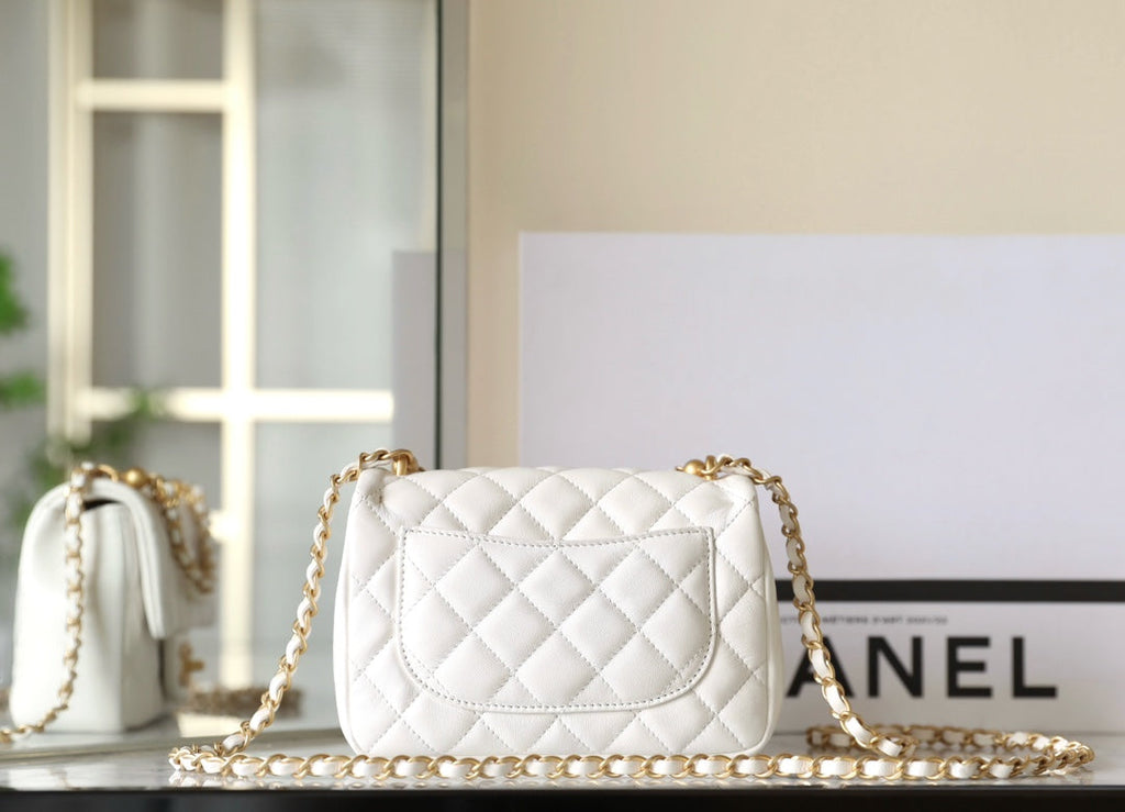 CC 24P MINI FLAP BAG 17CM WHITE LAMBSKIN PEARL CHAIN