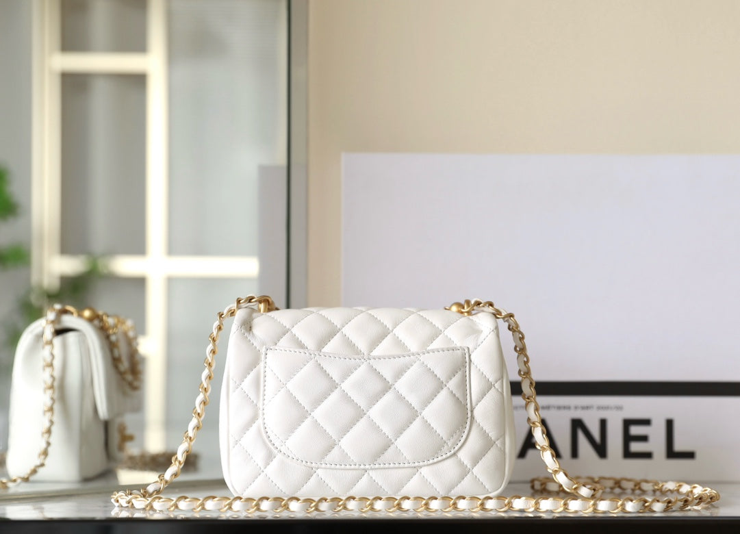 CC 24P MINI FLAP BAG 17CM WHITE LAMBSKIN PEARL CHAIN
