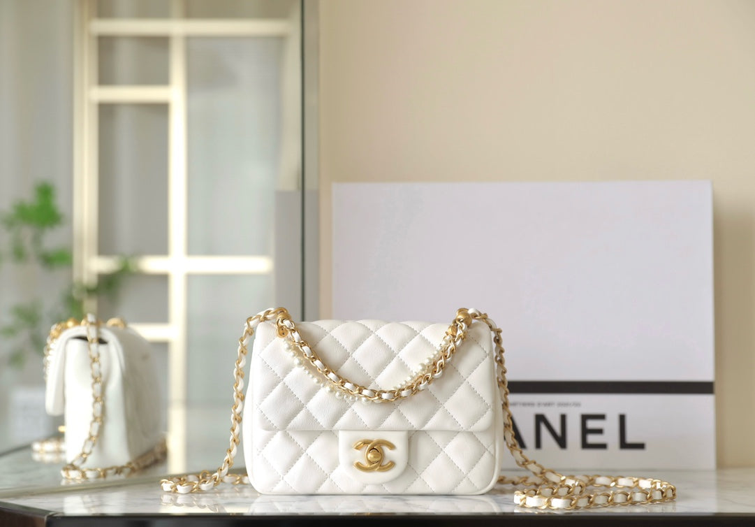 CC 24P MINI FLAP BAG 17CM WHITE LAMBSKIN PEARL CHAIN
