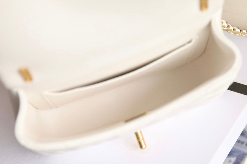 CC 24P MINI FLAP BAG 17CM WHITE LAMBSKIN PEARL CHAIN