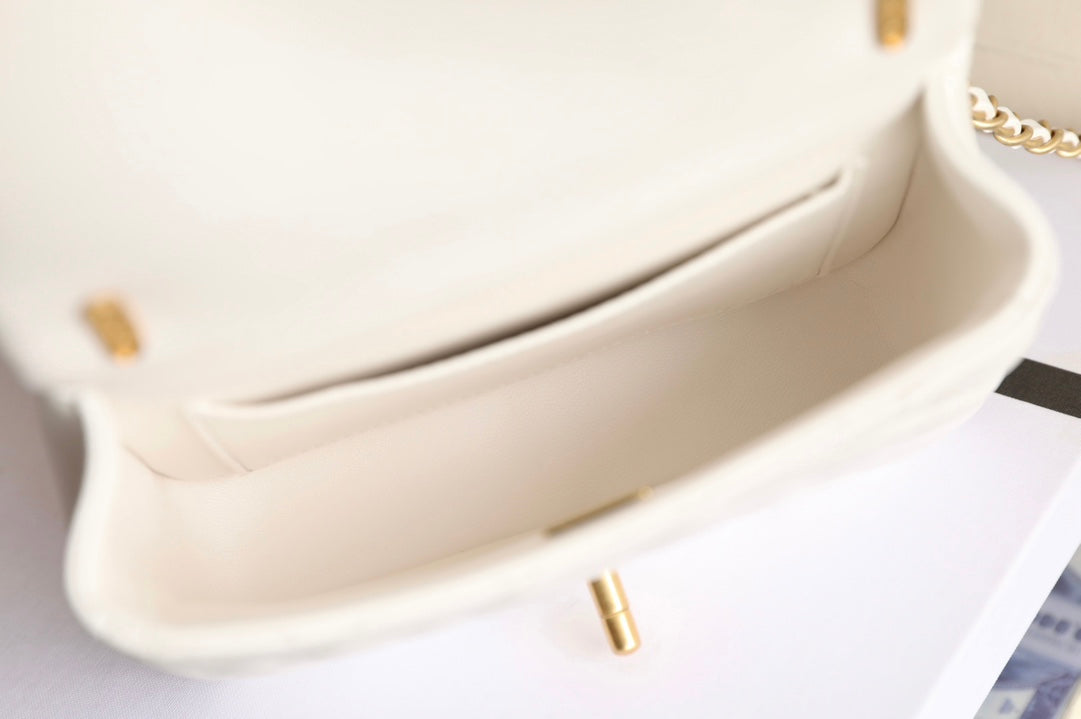 CC 24P MINI FLAP BAG 17CM WHITE LAMBSKIN PEARL CHAIN
