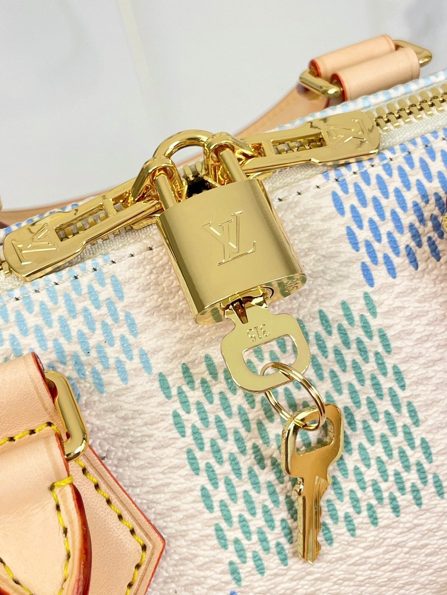 SPEEDY BANDOULIÈRE 20 EN TOILE GÉANTE DAMIER PISTACHE MATÉRIEL OR