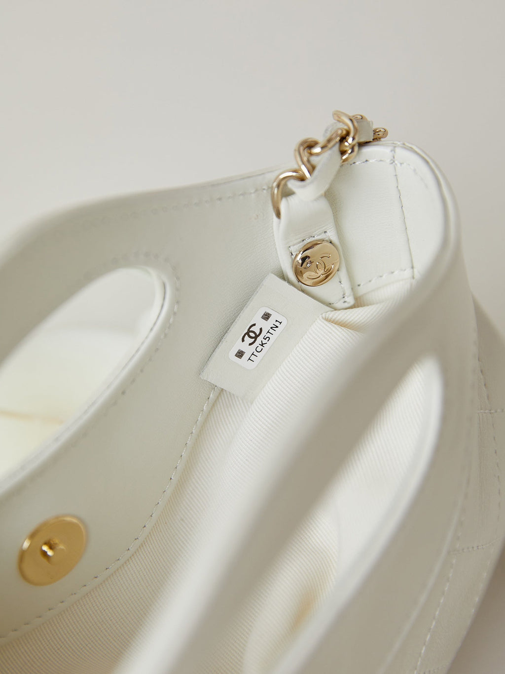 CC 24S31 NANO SHOPPING BAG 17.5CM WHITE LAMBSKIN GOLD HARDWARE