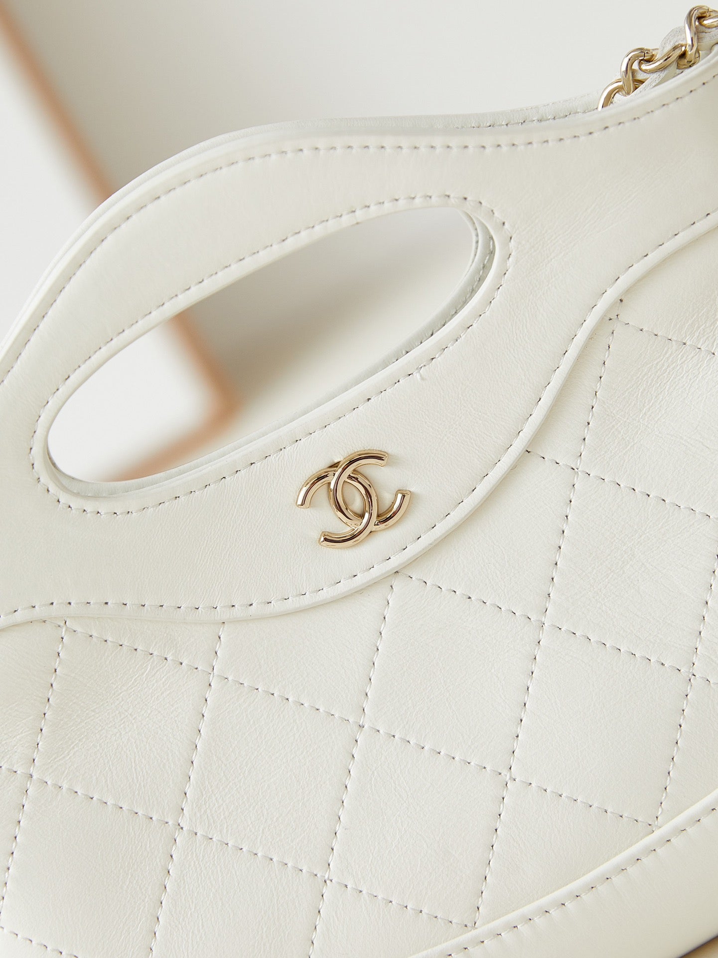 CC 24S31 NANO SHOPPING BAG 17.5CM WHITE LAMBSKIN GOLD HARDWARE