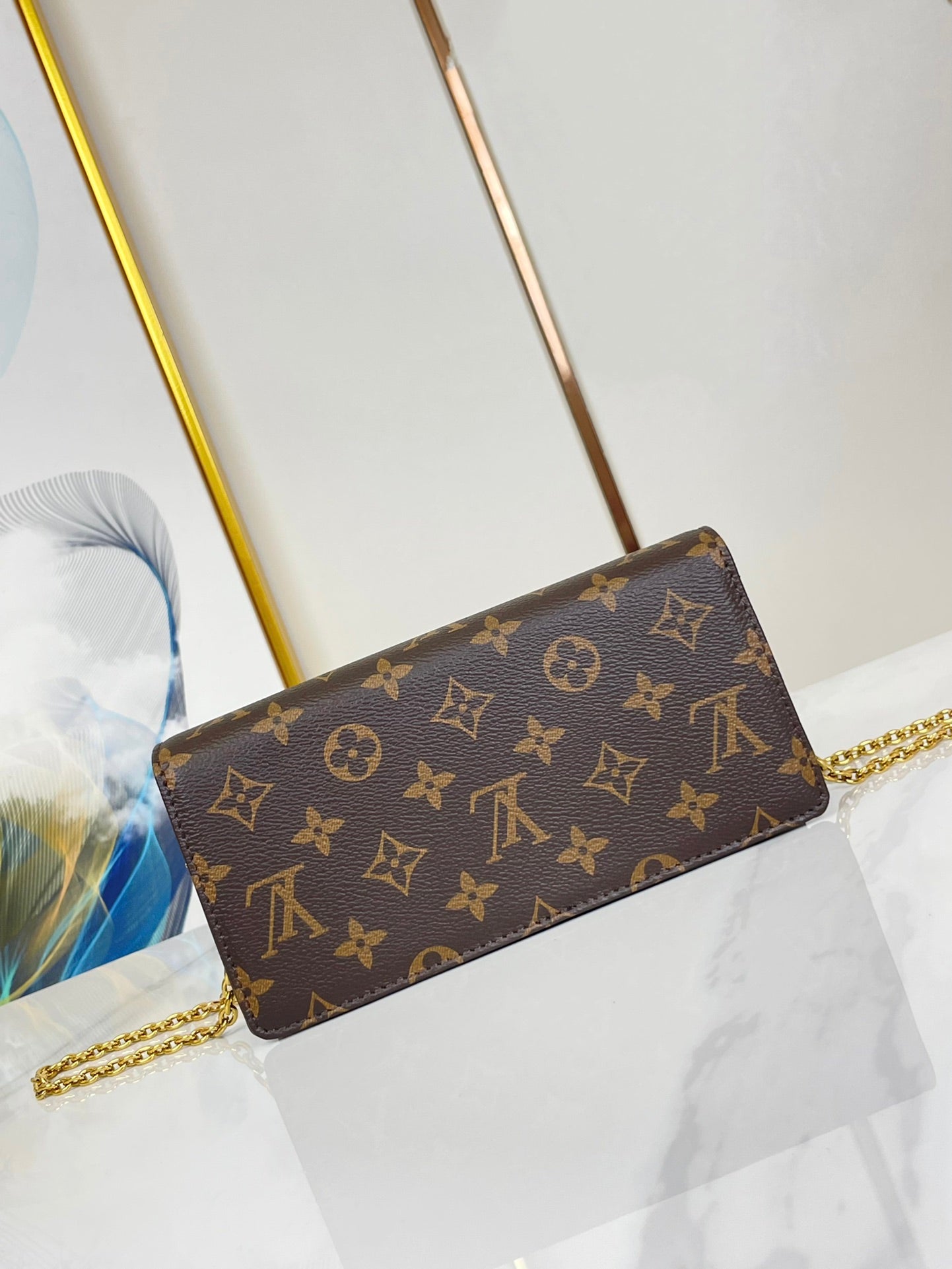 PORTEFEUILLE SUR CHAÎNE LILY 20 EN TOILE MONOGRAMME MARRON QUINCAILLERIE DORÉ