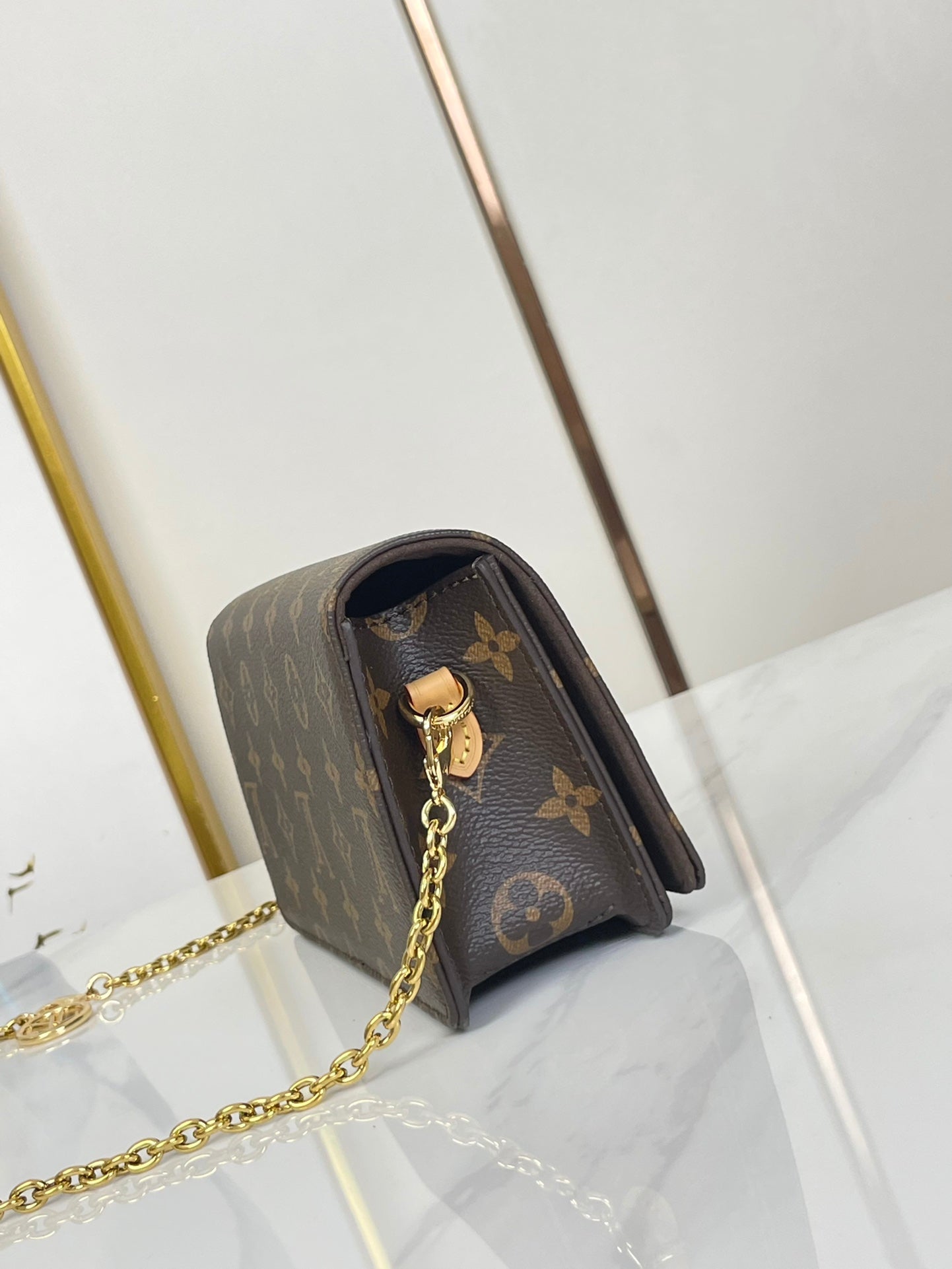 PORTEFEUILLE SUR CHAÎNE LILY 20 EN TOILE MONOGRAMME MARRON QUINCAILLERIE DORÉ