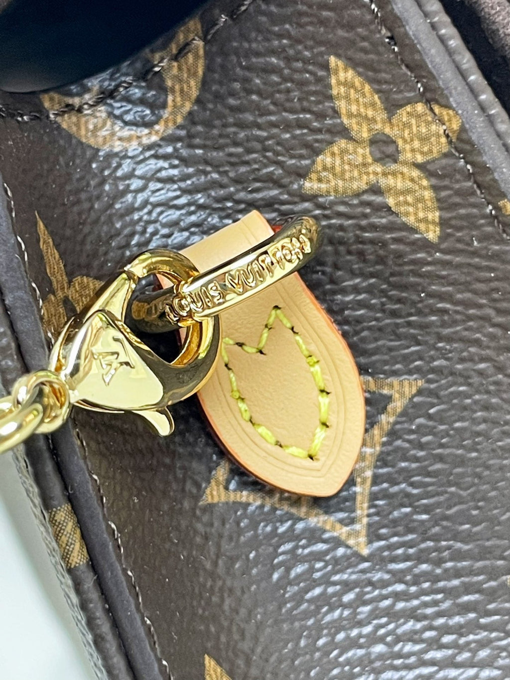 PORTEFEUILLE SUR CHAÎNE LILY 20 EN TOILE MONOGRAMME MARRON QUINCAILLERIE DORÉ