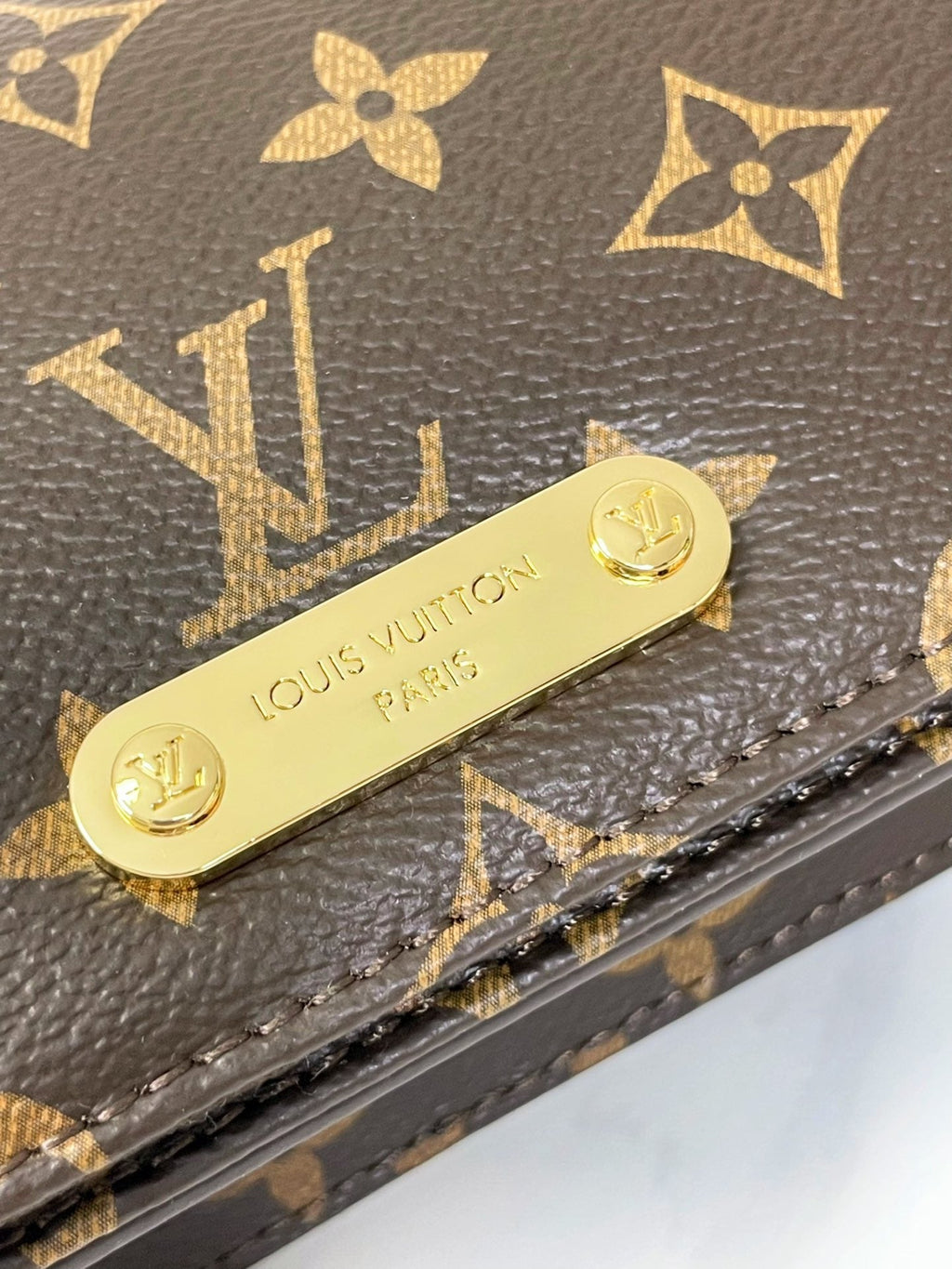 PORTEFEUILLE SUR CHAÎNE LILY 20 EN TOILE MONOGRAMME MARRON QUINCAILLERIE DORÉ