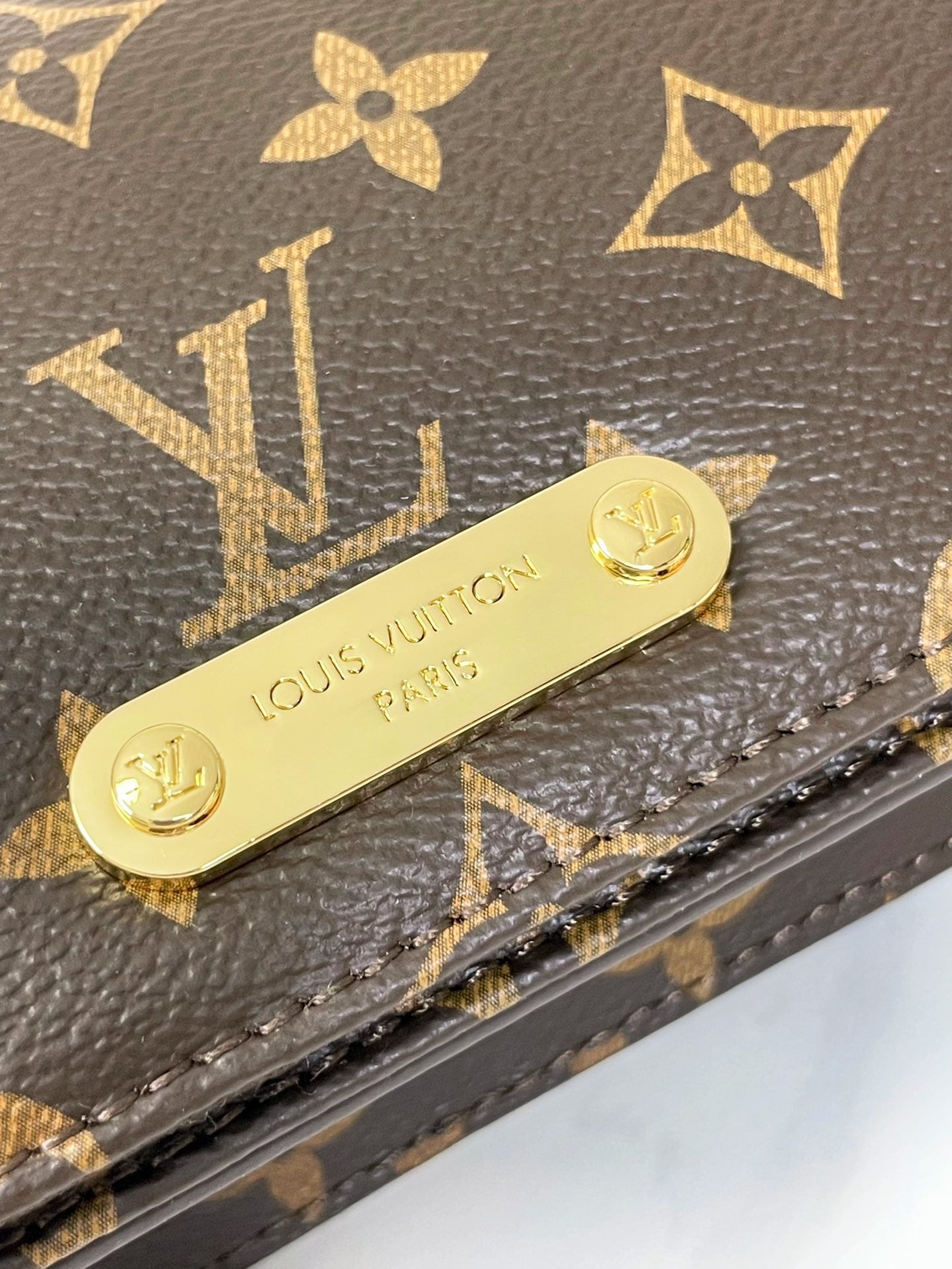 PORTEFEUILLE SUR CHAÎNE LILY 20 EN TOILE MONOGRAMME MARRON QUINCAILLERIE DORÉ