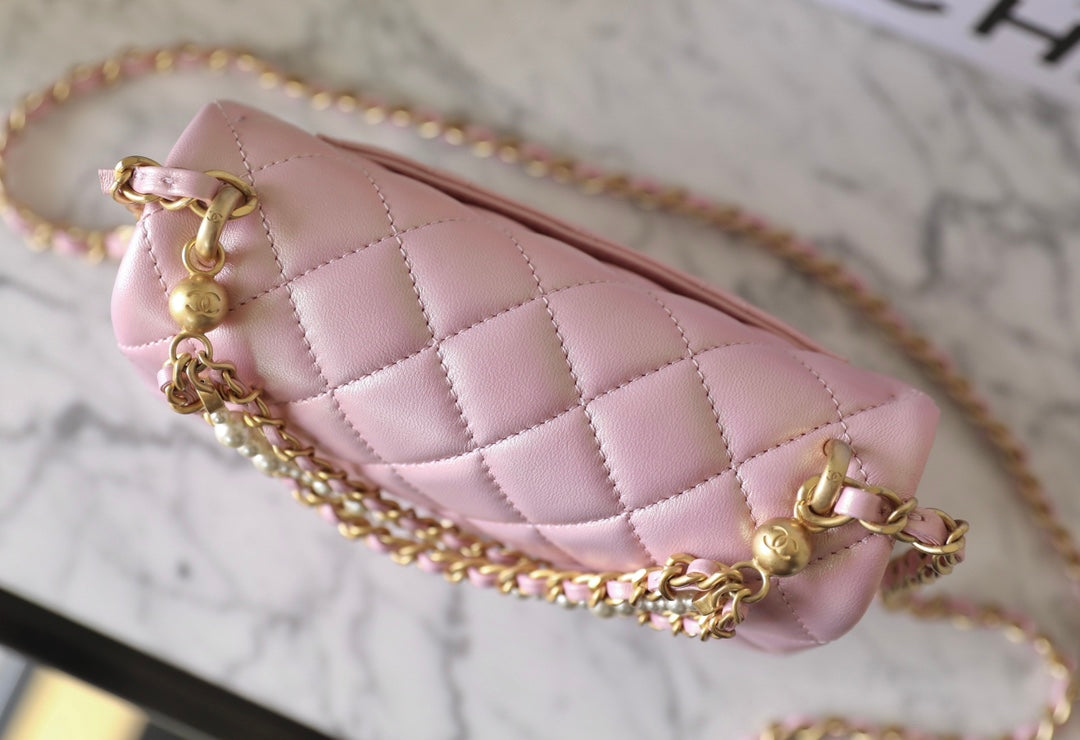 CC 24P MINI FLAP BAG 17CM PEARLESCENT PINK LAMBSKIN PEARL CHAIN