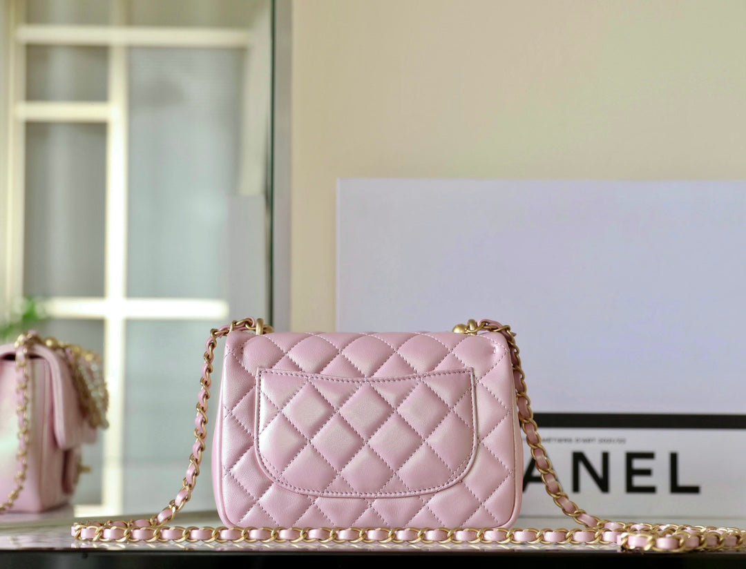 CC 24P MINI FLAP BAG 17CM PEARLESCENT PINK LAMBSKIN PEARL CHAIN