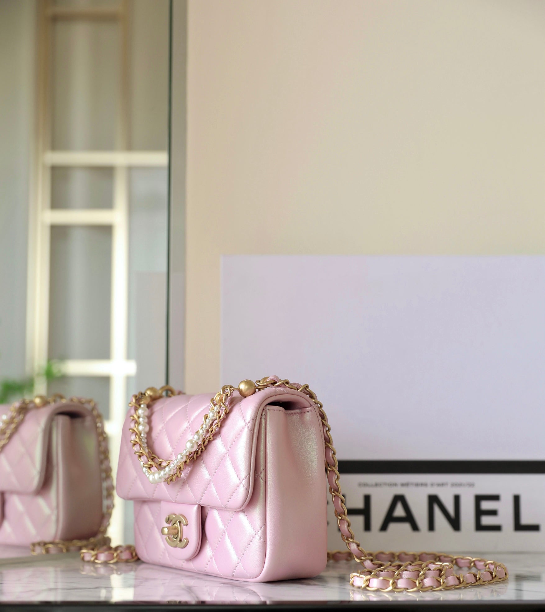 CC 24P MINI FLAP BAG 17CM PEARLESCENT PINK LAMBSKIN PEARL CHAIN