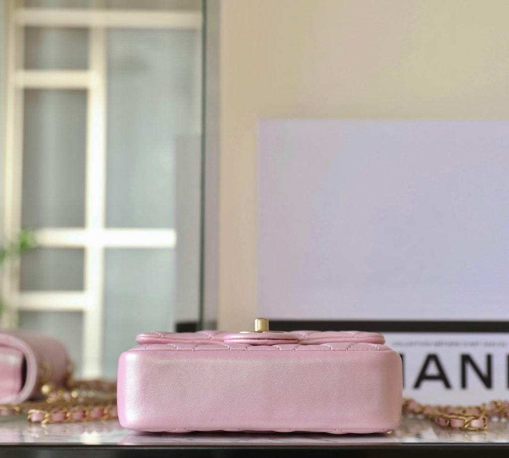 CC 24P MINI SAC À RABAT 17 CM EN CUIR D'AGNEAU ROSE NACRÉ ET CHAÎNE DE PERLES
