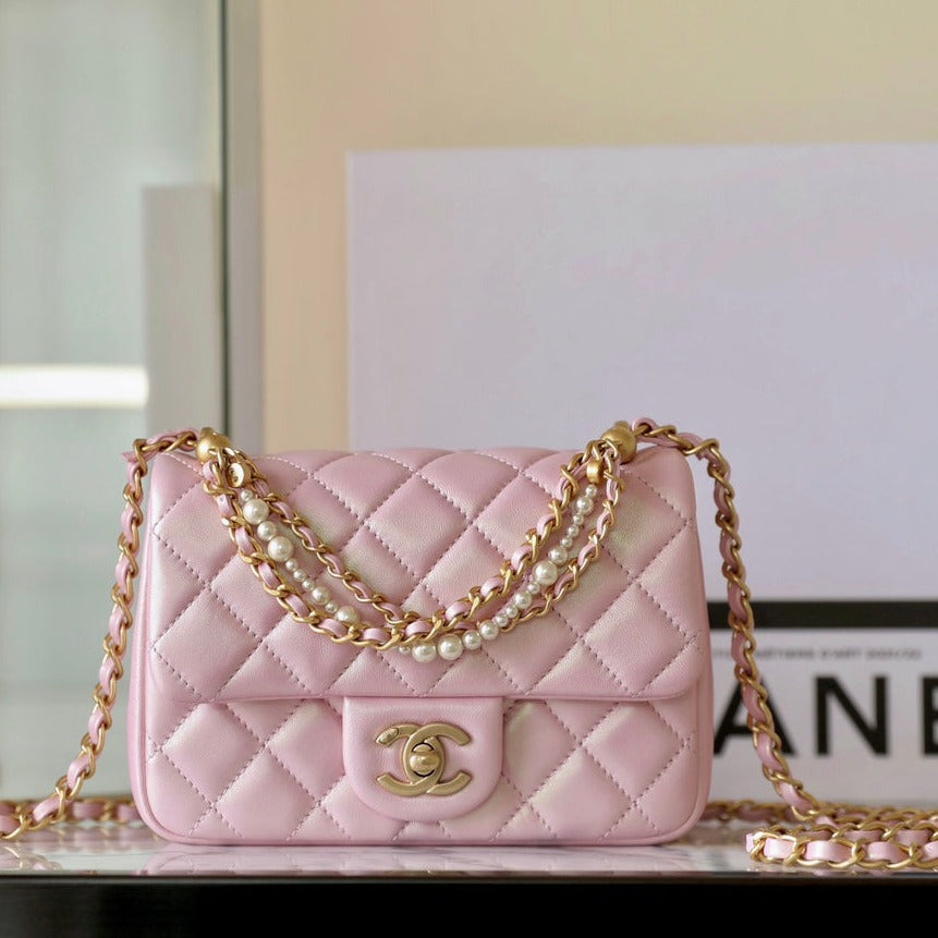 CC 24P MINI FLAP BAG 17CM PEARLESCENT PINK LAMBSKIN PEARL CHAIN