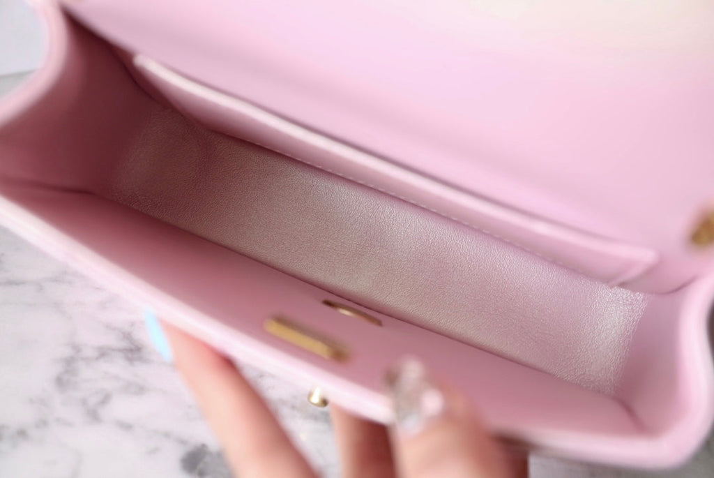 CC 24P MINI SAC À RABAT 17 CM EN CUIR D'AGNEAU ROSE NACRÉ ET CHAÎNE DE PERLES