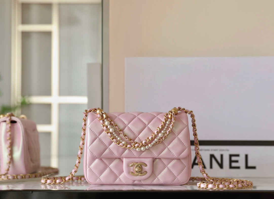 CC 24P MINI SAC À RABAT 17 CM EN CUIR D'AGNEAU ROSE NACRÉ ET CHAÎNE DE PERLES