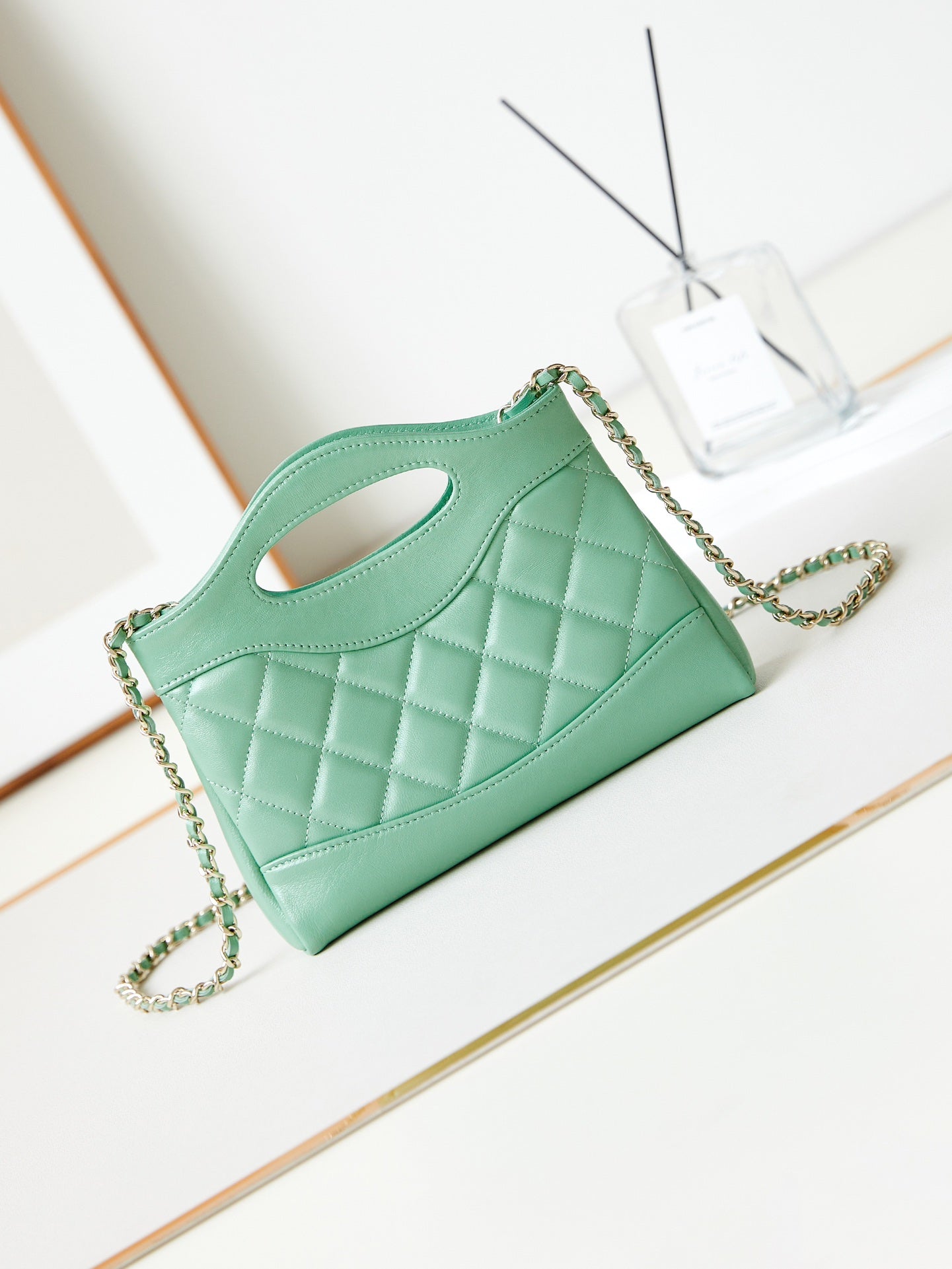CC 24S31 SAC CABAS NANO 17,5 CM CUIR D'AGNEAU VERT CLAIR QUINCAILLERIE DORÉ