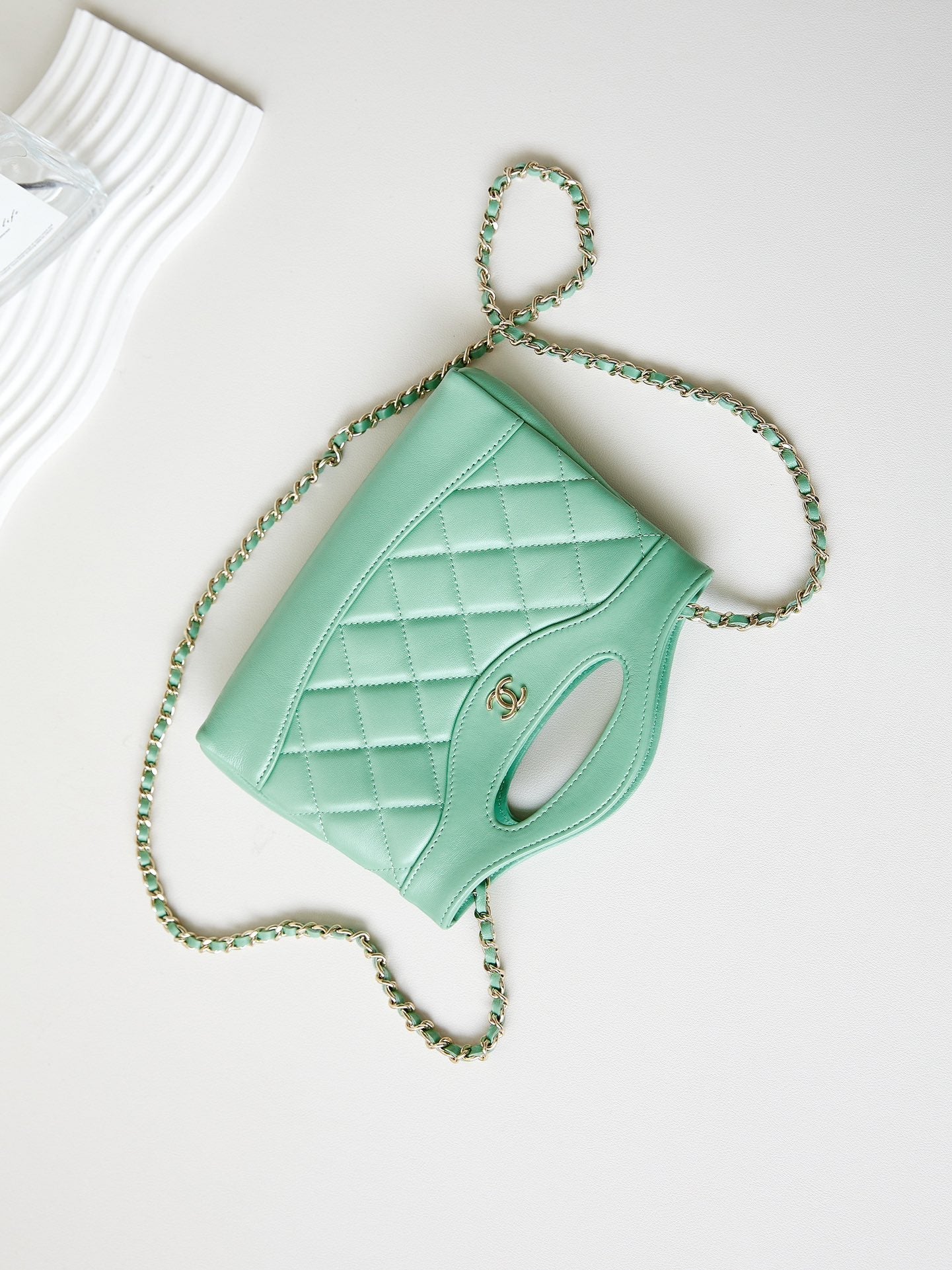 CC 24S31 SAC CABAS NANO 17,5 CM CUIR D'AGNEAU VERT CLAIR QUINCAILLERIE DORÉ
