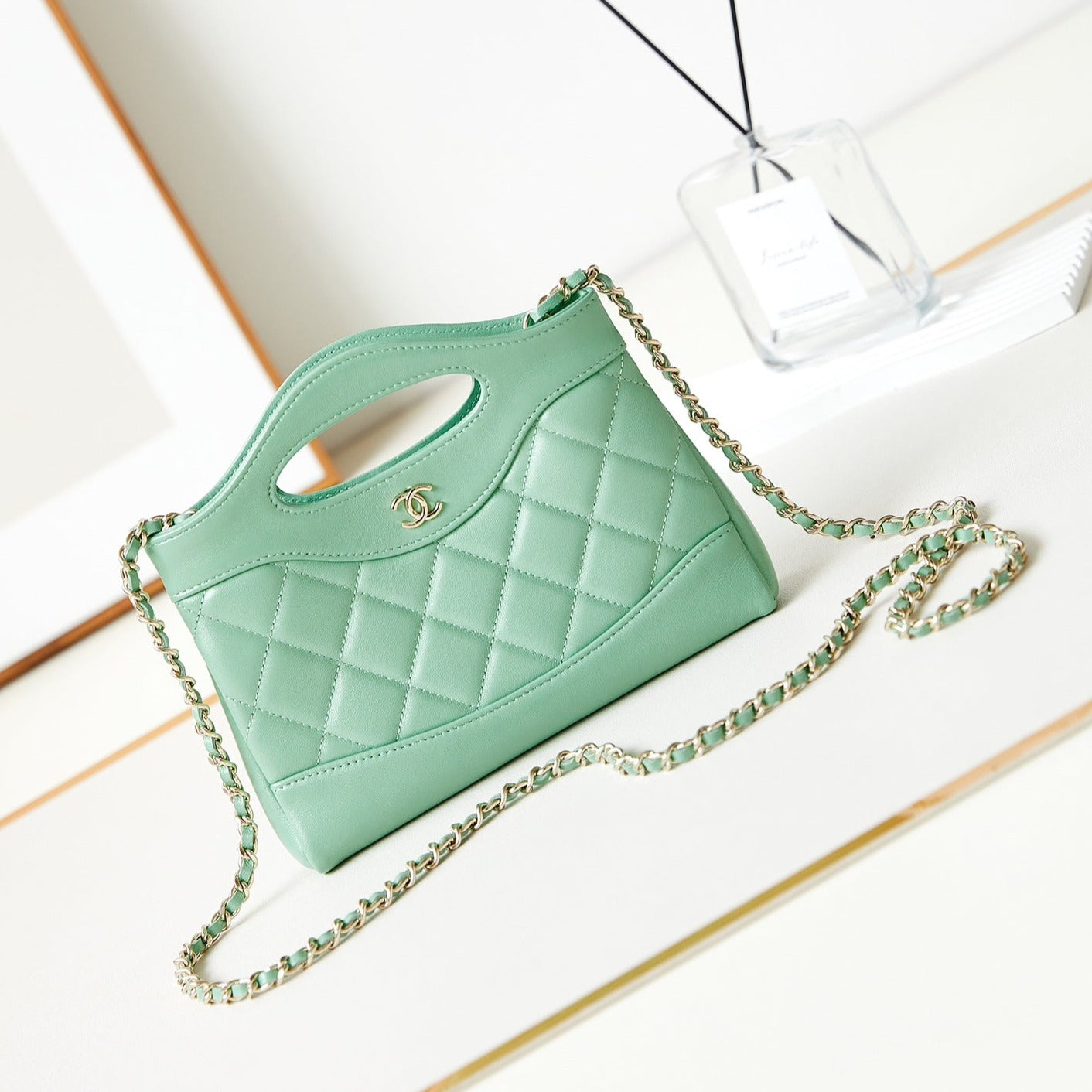 CC 24S31 SAC CABAS NANO 17,5 CM CUIR D'AGNEAU VERT CLAIR QUINCAILLERIE DORÉ