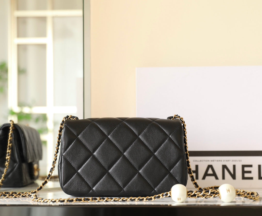CC 24S MINI FLAP BAG 20CM BLACK LAMBSKIN PEARL BALL
