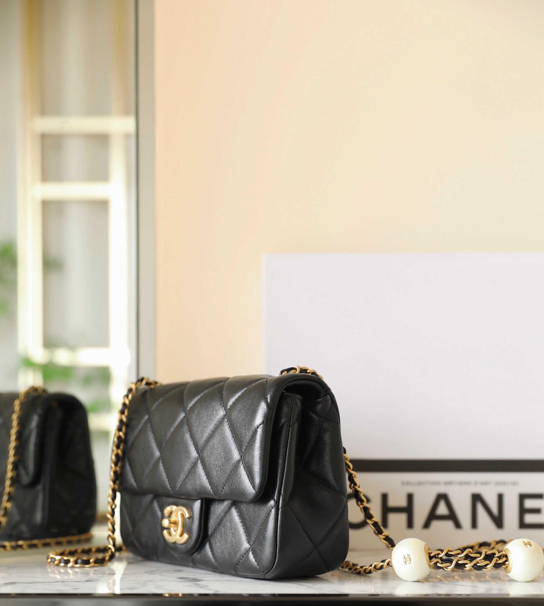 CC 24S MINI FLAP BAG 20CM BLACK LAMBSKIN PEARL BALL