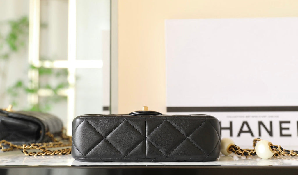 CC 24S MINI SAC À RABAT 20CM CUIR D'AGNEAU NOIR PERLE BALL 