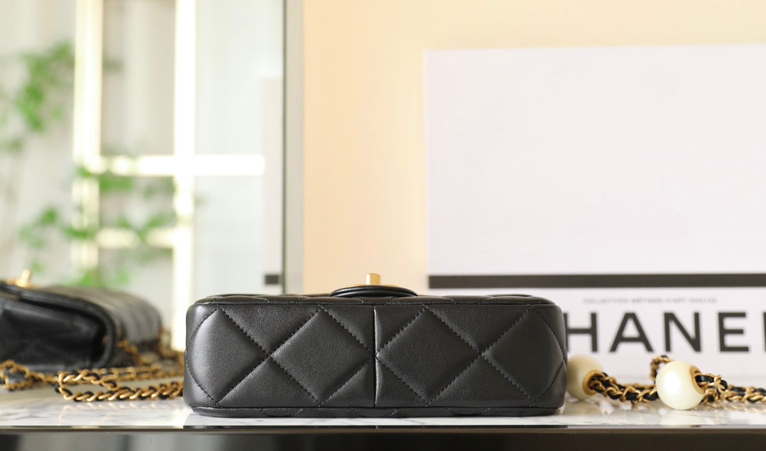 CC 24S MINI SAC À RABAT 20CM CUIR D'AGNEAU NOIR PERLE BALL 