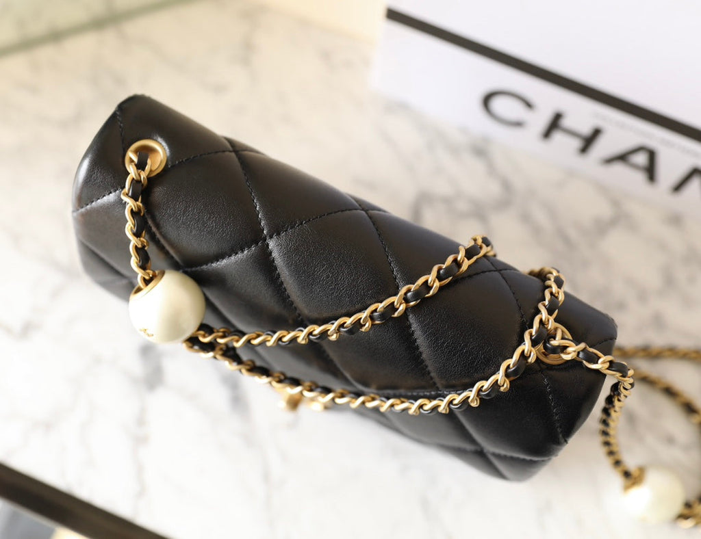 CC 24S MINI SAC À RABAT 20CM CUIR D'AGNEAU NOIR PERLE BALL 